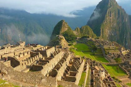 Machu Picchu atrae no solo por su bien conservada arquitectura, sino también por la armonía con la naturaleza, pues las construcciones se adaptan perfectamente a las características del terreno
