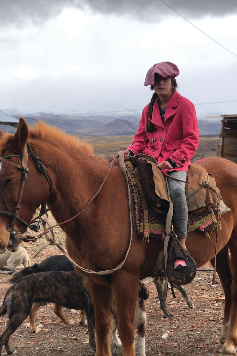 Maciela Guerrero tiene 10 años y vive en La Matansilla, un paraje del norte neuquino. Cuando no está en la escuela, ayuda a su papá y a su hermano a criar a los animales