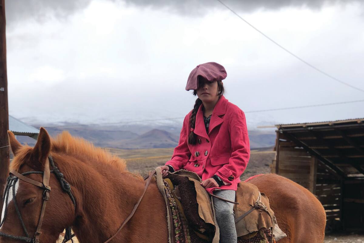 Maciela Guerrero tiene 10 años y vive en La Matansilla, un paraje del norte neuquino. Cuando no está en la escuela, ayuda a su papá y a su hermano a criar a los animales