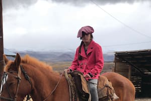 Maciela Guerrero tiene 10 años y vive en La Matansilla, en el norte neuquino. Cuando no está en la escuela ayuda a su papá a cuidar a las chivas y el resto de los animales