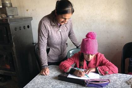 Maciela le pide ayuda a su mamá para hacer la tarea de Matemáticas