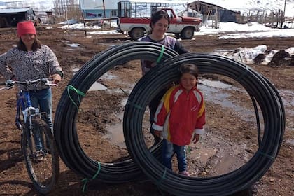 Maciela y su familia recibieron la donación de mangueras para poder hacer llegar el agua potable a su casa