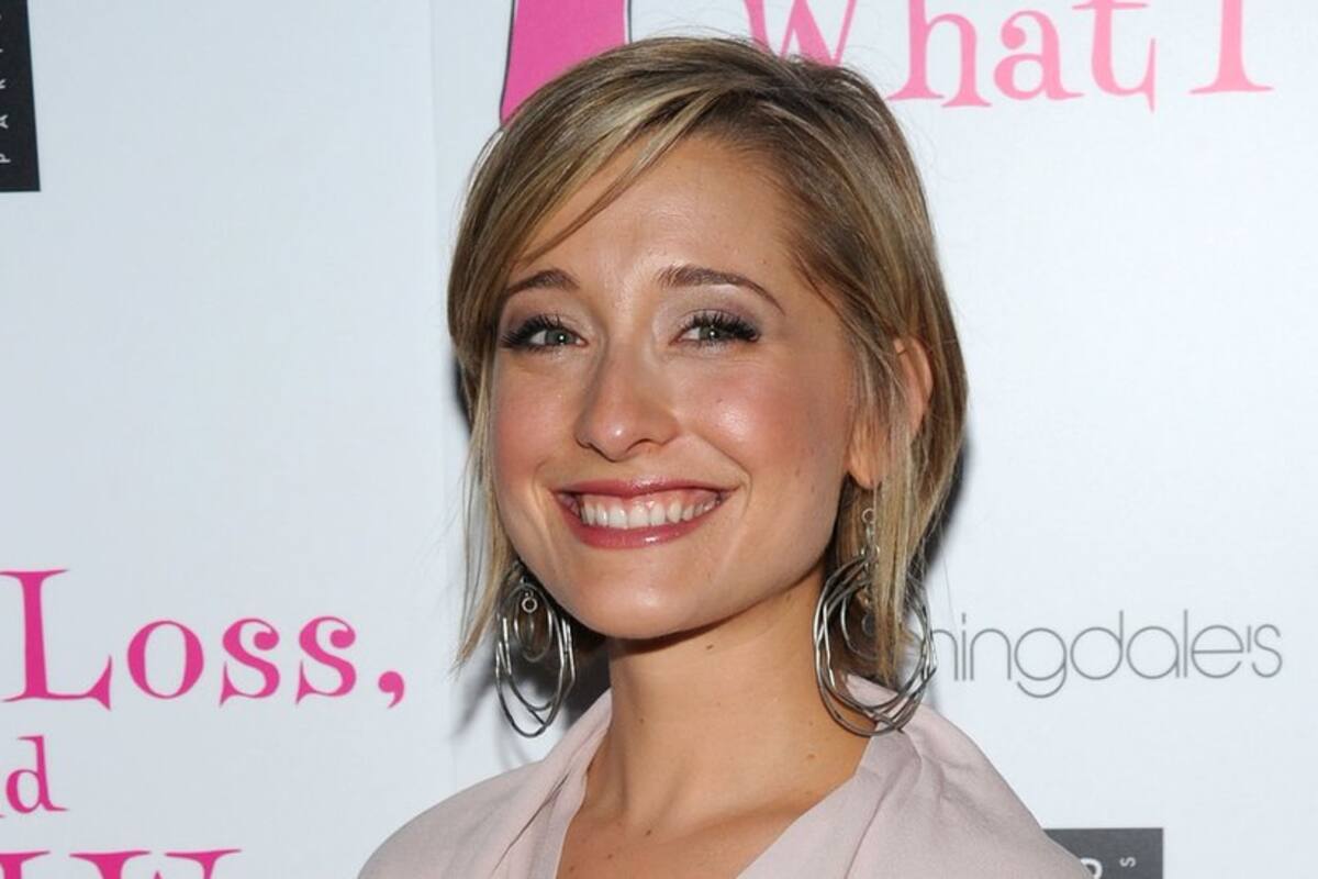 Mack es más conocida por su papel de Chloe Sullivan en la serie Smallville, que lleva más de una década al aire.