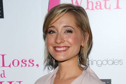 Mack es más conocida por su papel de Chloe Sullivan en la serie Smallville, que lleva más de una década al aire.