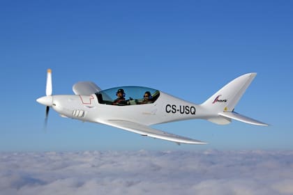 Mack pilotó un Shark, un avión ultraligero de alto rendimiento que puede alcanzar una velocidad de crucero de unos 300 km/h
