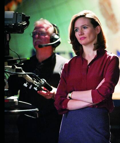 MacKenzie (Emily Mortimer) es la productora ejecutiva, pieza clave en las decisiones sobre qué y cómo informar