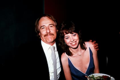Mackenzie Phillips con su padre John, en 1981; la actriz y cantante volvió a hablar de la relación incestuosa con su padre y de cómo logró perdonarlo antes de su muerte, en 2001