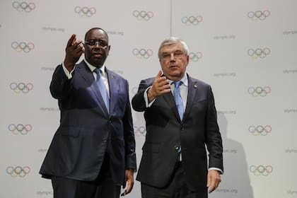 Macky Sall, presidente de Senegal, y Thomas Bach, presidente del Comite Olímpico Internacional