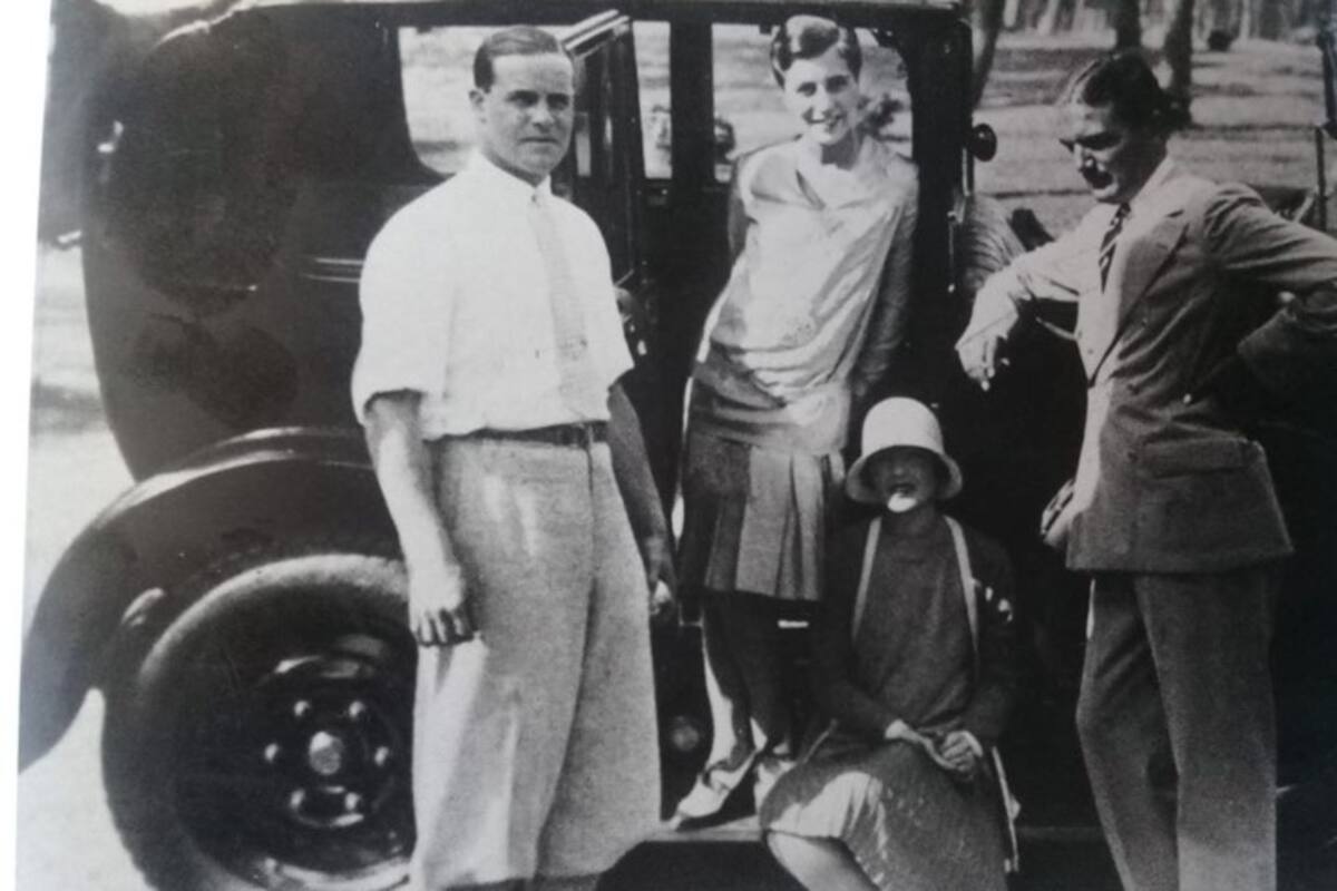 Macoco Alzaga Unzué y su mujer Gwendolyn Robinson llegando a la playa con Guillermo Leloir, 1920