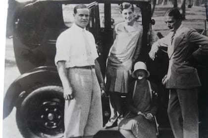 Macoco Alzaga Unzué y su mujer Gwendolyn Robinson llegando a la playa con Guillermo Leloir, 1920