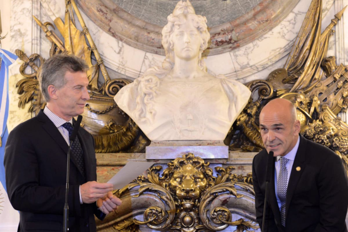 Macri, al tomarle juramento a Arribas, ayer, en la Casa Rosada