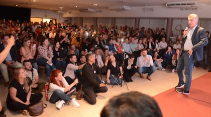 Macri ante un salón del hotel Julio César colmado. Se permitió el tono intimista y las bromas, y se lo vio más distendido que cuando venía como candidato.