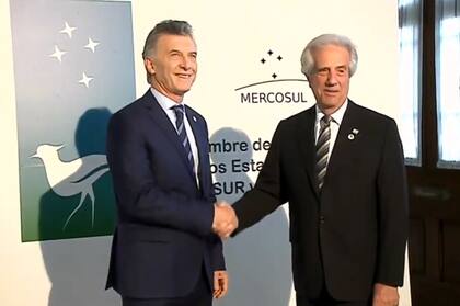 Macri, cuando asumió la presidencia de Mercosur, junto a Tabaré Vázquez (Uruguay)