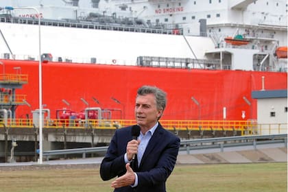 Macri, ayer, al despedir al buque regasificador en Bahía Blanca