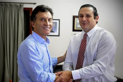 El expresidente Mauricio Macri y el intendente de Dolores, Camilo Etchevarren (Archivo)