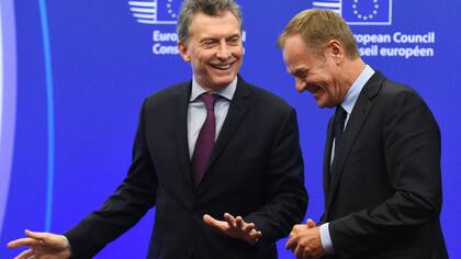 Macri, ayer, en Bruselas, junto al polaco Donald Tusk, presidente del Consejo Europeo