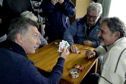 Macri, cuando era presidente, jugando al truco con un grupo de jubilados en un centro de Boulogne