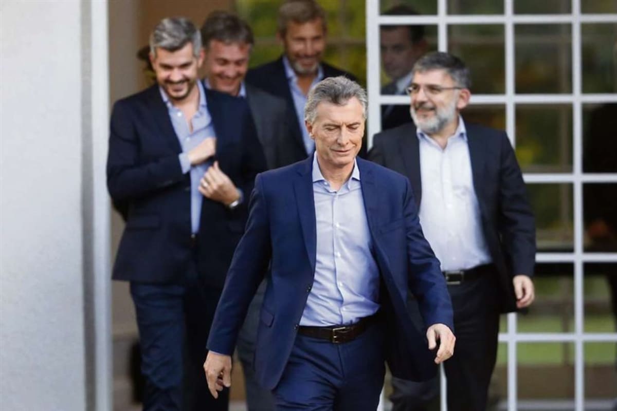 Macri camina rumbo a la sala de conferencias de la quinta presidencial de Olivos; lo siguen de cerca Peña, Grecco, De Andreis y Frigerio