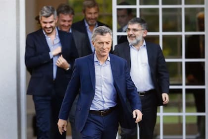 Macri camina rumbo a la sala de conferencias de la quinta presidencial de Olivos; lo siguen de cerca Peña, Grecco, De Andreis y Frigerio