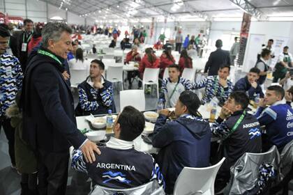 Macri, charlando con atletas argentinos en la Villa Olímpica.