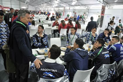 Macri, charlando con atletas argentinos en la Villa Olímpica.