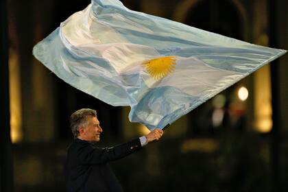 Un Macri emocionado flamea la bandera argentina en el cierre de campaña de Juntos por el Cambio en Córdoba