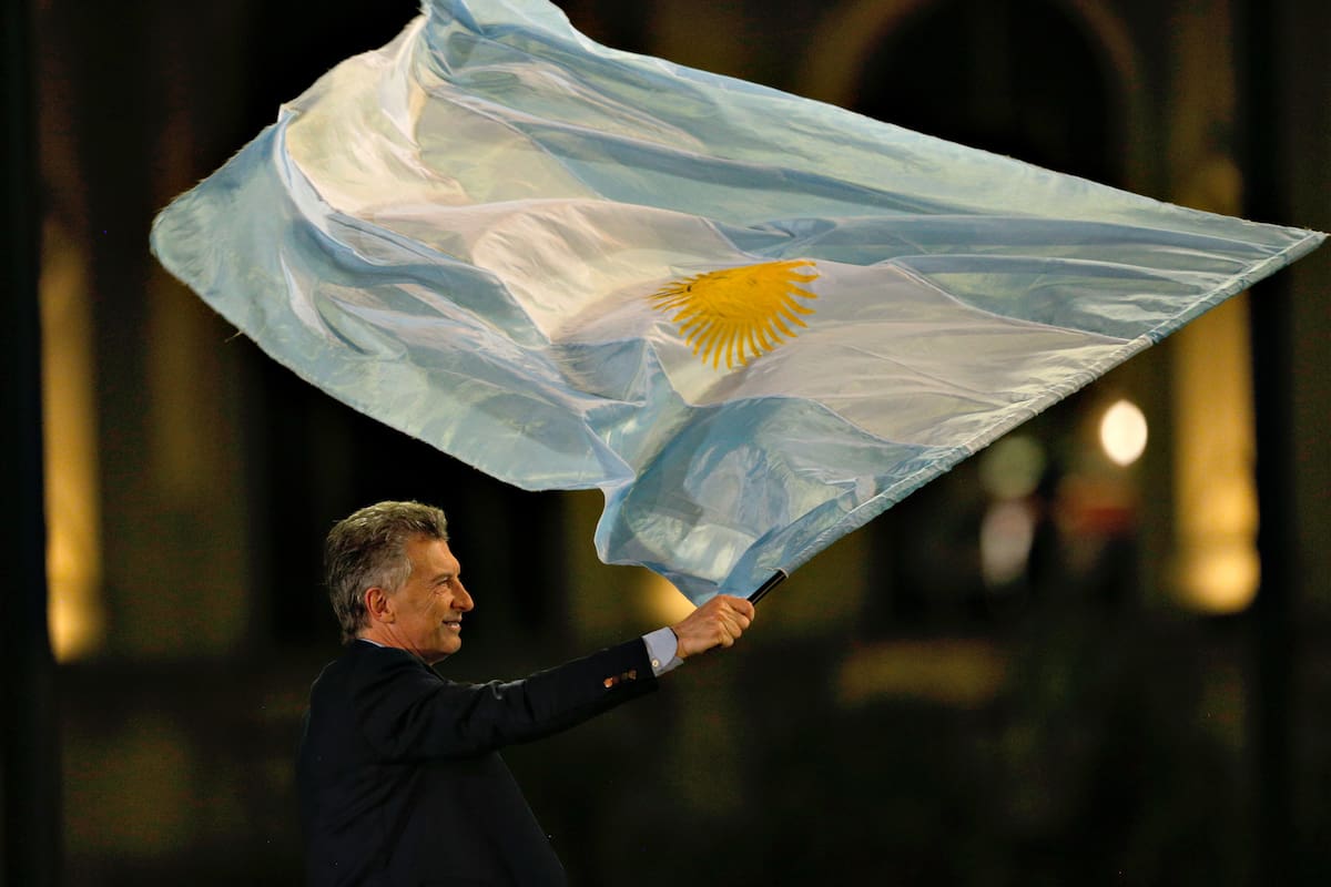 Macri con la bandera nacional
