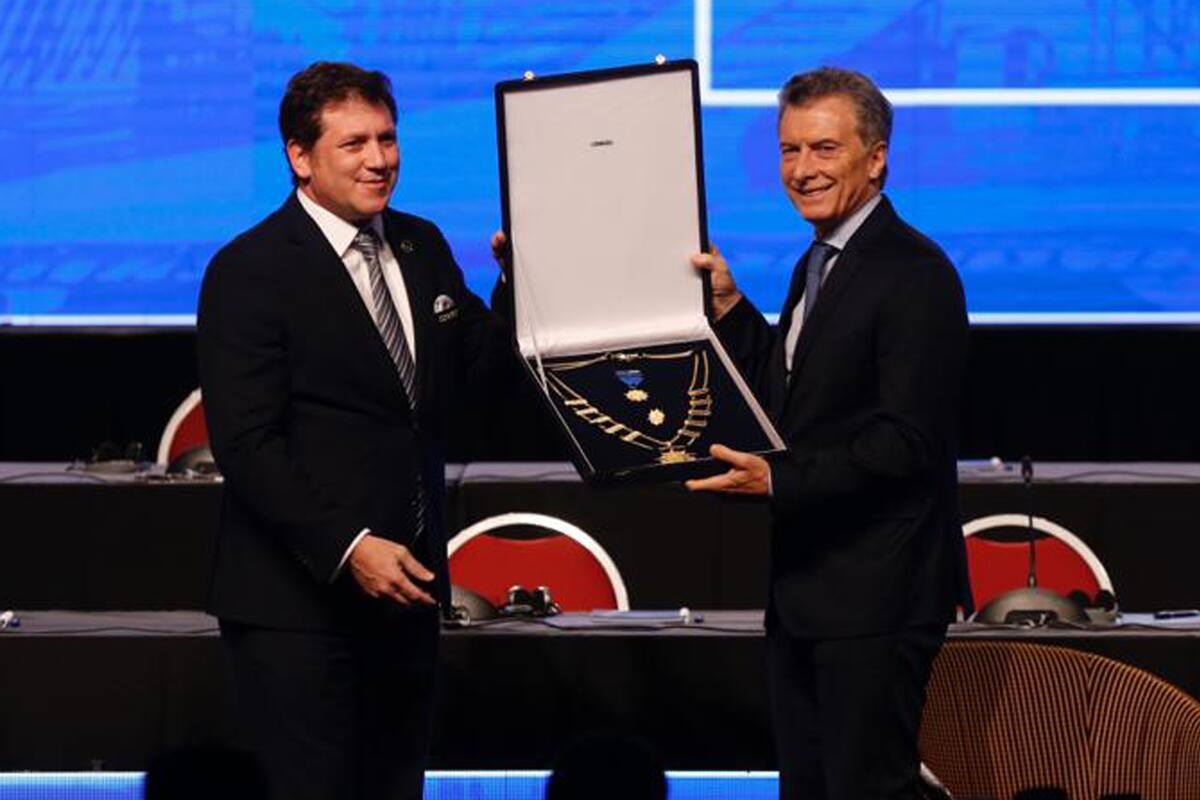 Macri, con la condecoración de Conmebol