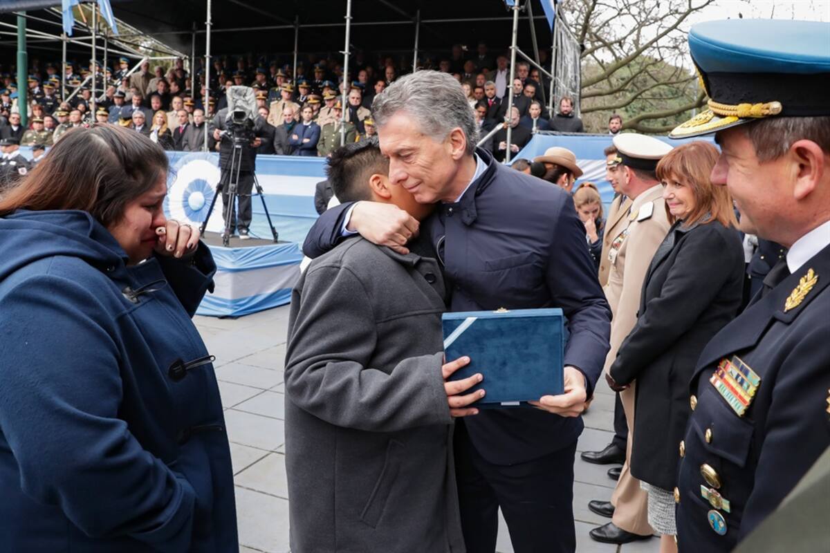 Macri consuela a un familiar en el Día de los Policías Federales Caídos en Cumplimiento del Deber