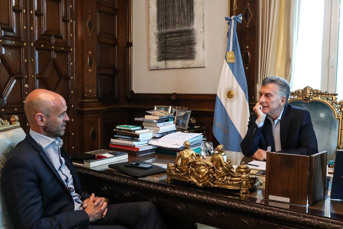Macri conversa con sus ministros sobre su futuro político
