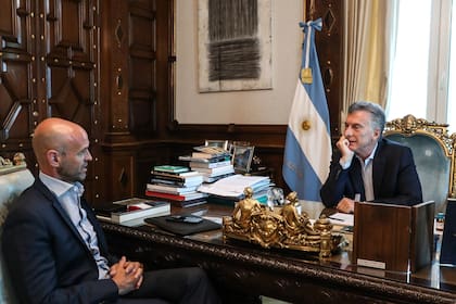 Macri conversa con sus ministros sobre su futuro político
