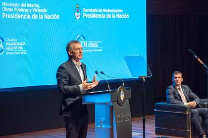 Macri junto al secretario de Vivienda, Iván Kerr, durante el anuncio del boleto digital