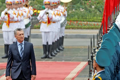 Macri durante la ceremonia de bienvenida en Hanoi, Vietnam