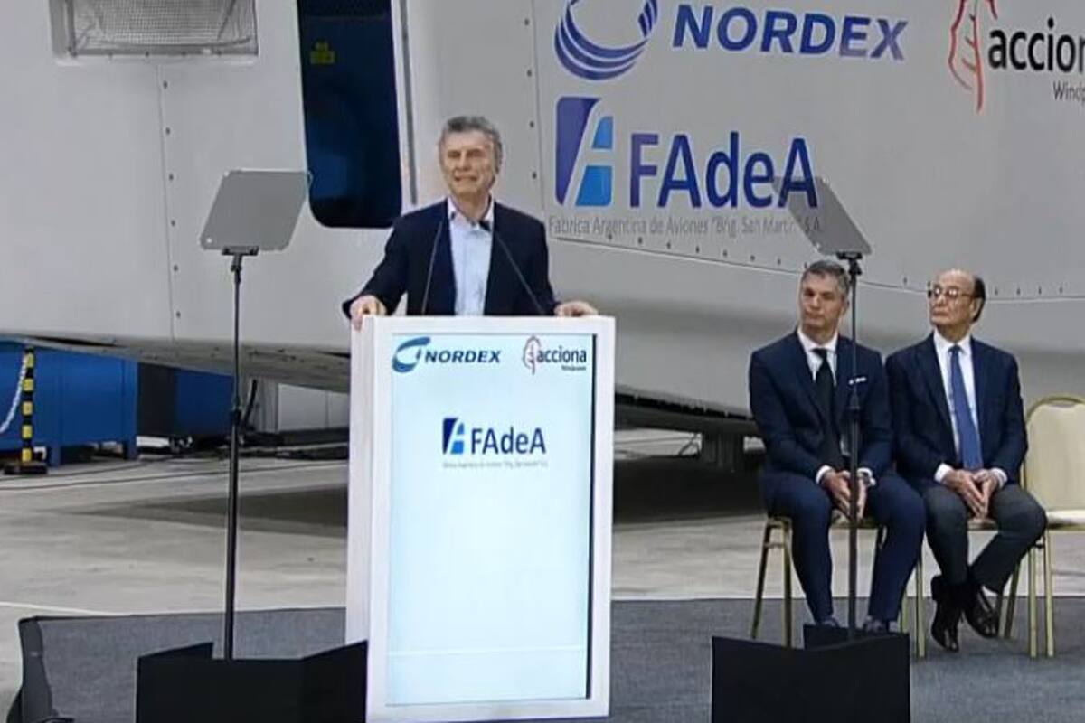 Macri en FAdeA durante la presentación de una nueva línea de ensamblaje