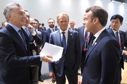 Macri, en Osaka, con el francés Emmanuel Macron; los mira el presidente del Consejo Europeo, Donald Tusk