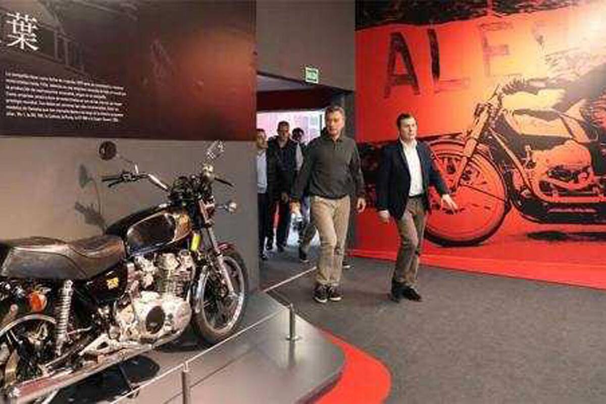 Macri en su ultima visita a Santiago recorriendo junto a Zamora el Museo del Automovil