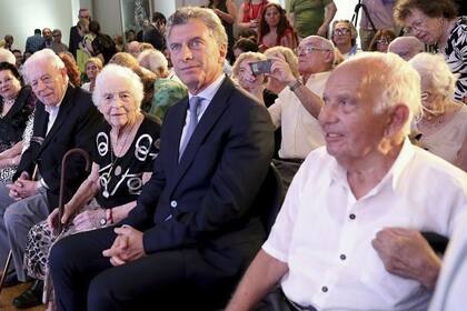 Macri, entre sobrevivientes del Holocausto, en un acto celebrado en la Cancillería