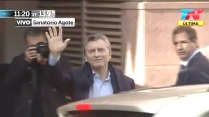 Macri, este mediodía, al llegar a la clínica para operarse