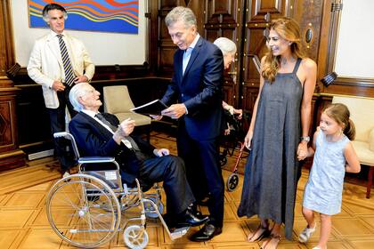 Macri festejó con un jubilado que cumplió 100 años