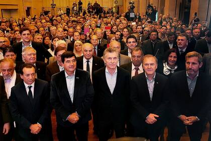 Macri, flanqueado por Sica, Díaz Beltrán, Bereciartúa y Frigerio, ayer, en el acto de la CAME