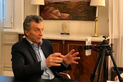 Macri haciendo su primera transmisión en vivo por Instagram