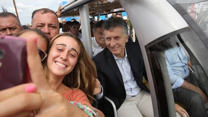 Macri hizo una recorrida exprés, en la que recibió muchas muestras de afecto