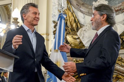Macri y Alberto Abad, durante la gestión de Cambiemos; el exjefe de la AFIP fue sobreseido en el caso por la presunta persecución a los empresarios kirchneristas