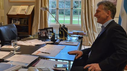 Macri junto a su BlackBerry Classic, un teléfono lanzado al mercado en 2014