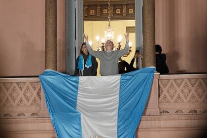 Macri salió al balcón de la Casa Rosada para agradecer; "Lo damos vuelta", les dijo a miles de manifestantes que se movilizaron a la Plaza de Mayo