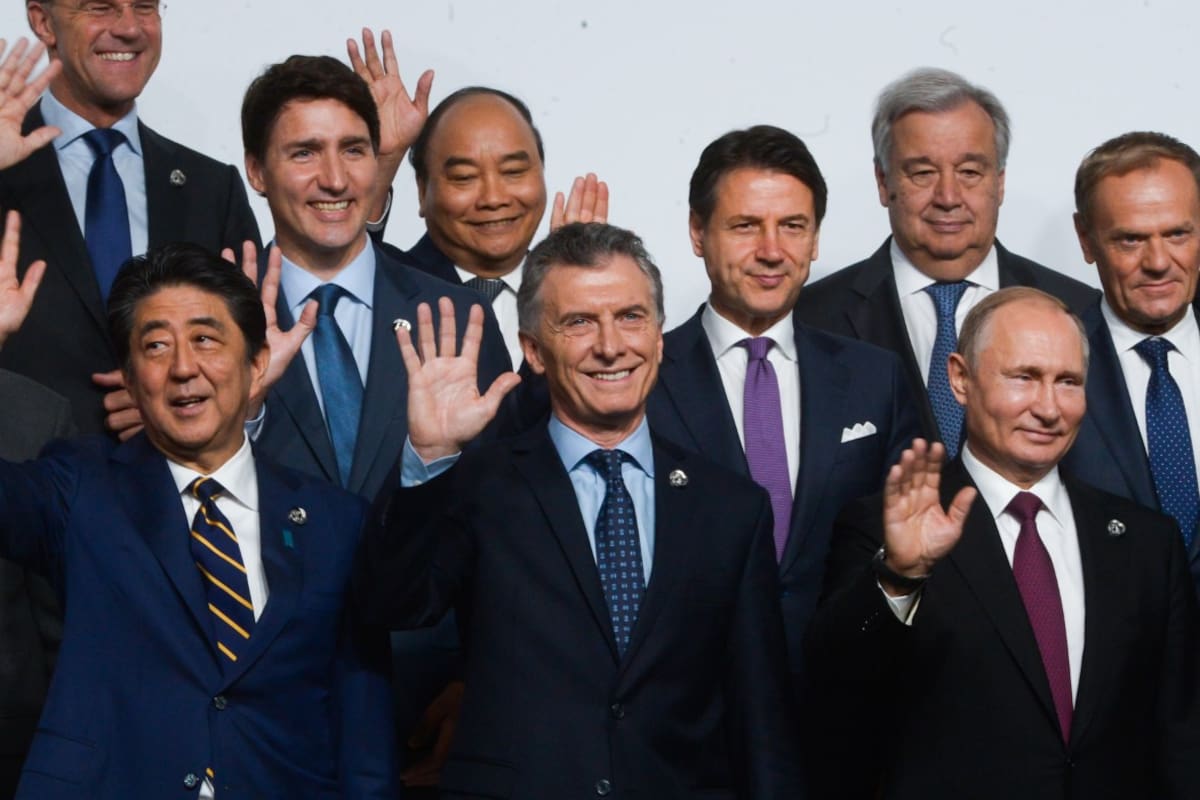 Macri junto al primer ministro de Japón, Shinzo Abe, y al presidente de Rusia, Vladimir Putin, en el saludo general