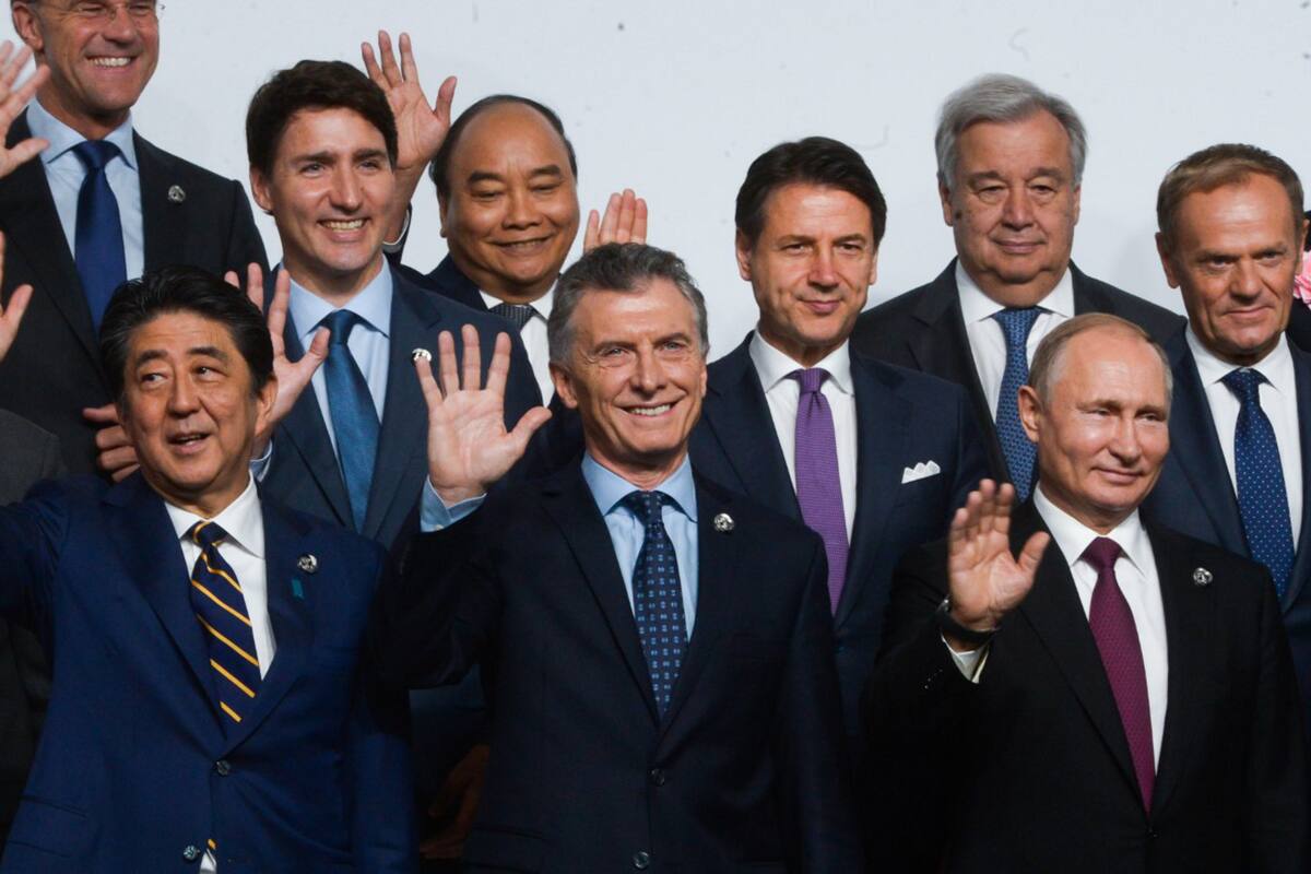 Macri junto al primer ministro de Japón, Shinzo Abe, y al presidente de Rusia, Vladimir Putin, en el saludo general