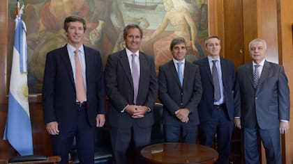 Macri le tomó juramento a Nicolás Dujovne y a Luis Caputo