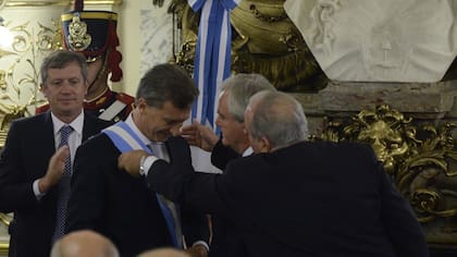 Macri luego de recibir la banda presidencial de parte de Pinedo