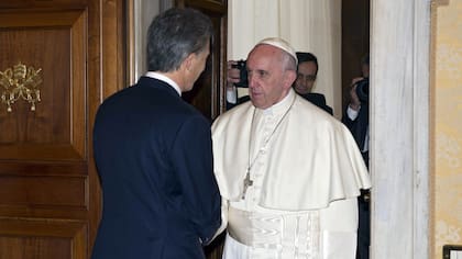 Primer apretón de manos en el encuentro de hoy